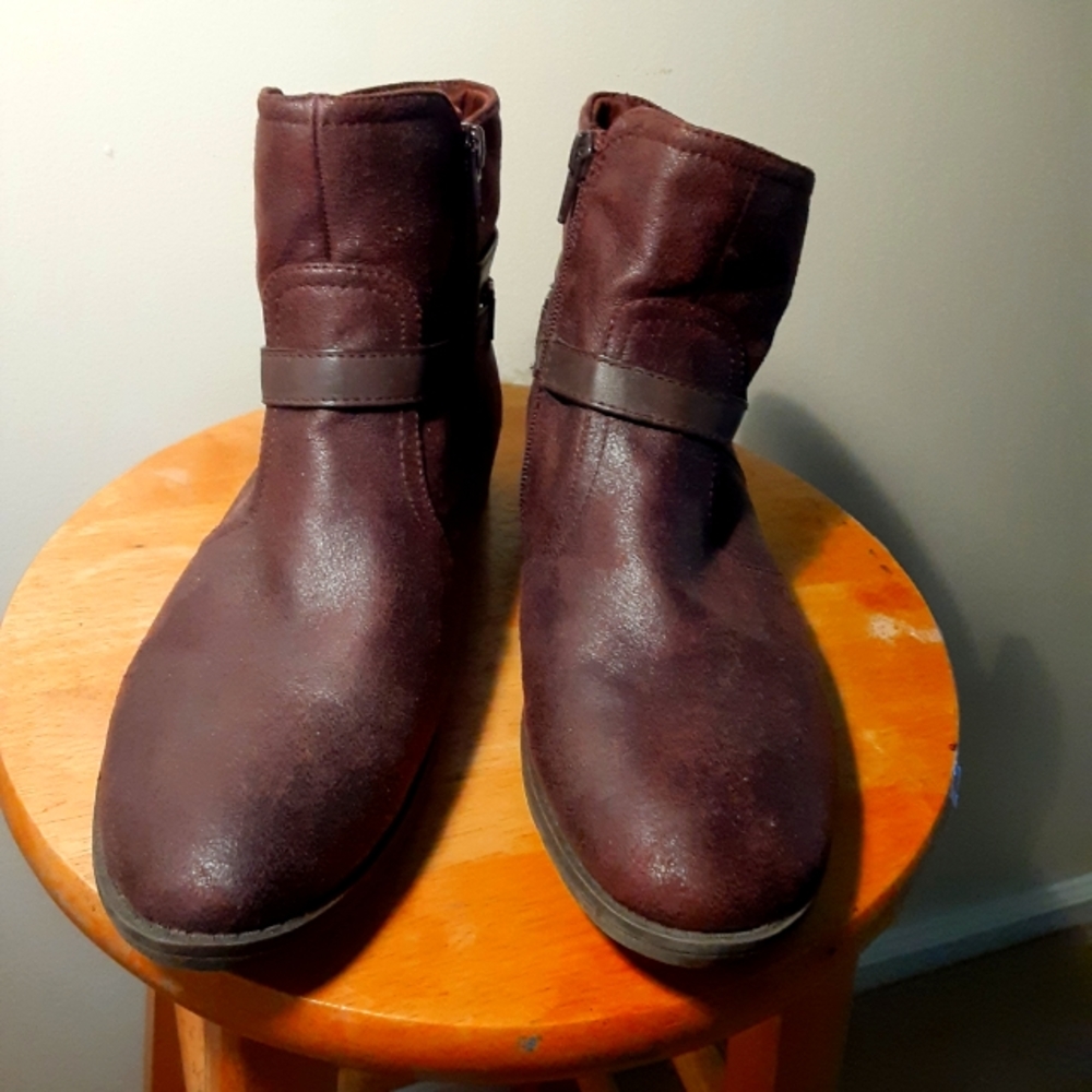 AD705 8-1/2 Bear Traps, Hilarie. Pre owned. Good shape.